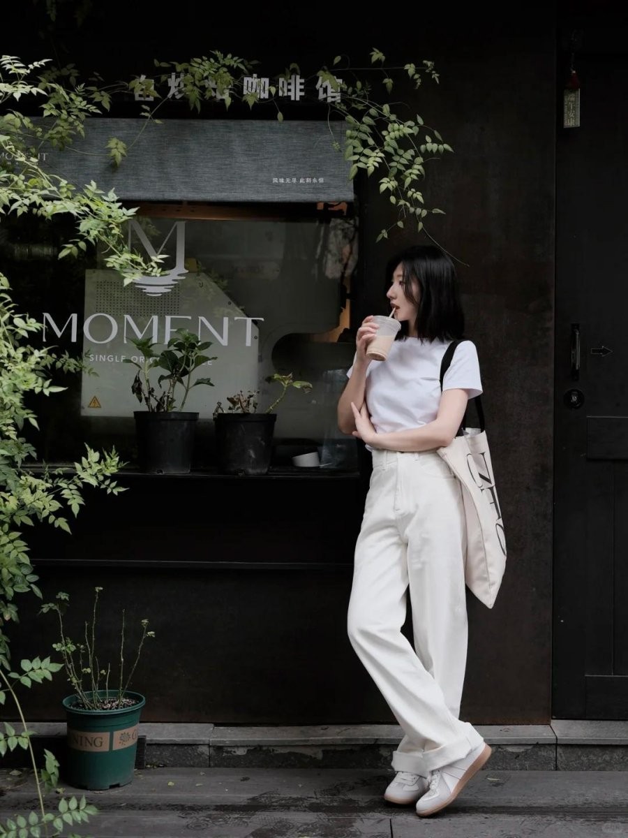 Với khả năng giúp đôi chân trông thanh thoát hơn, quần trắng mang lại cảm giác tươi sáng và sang trọng