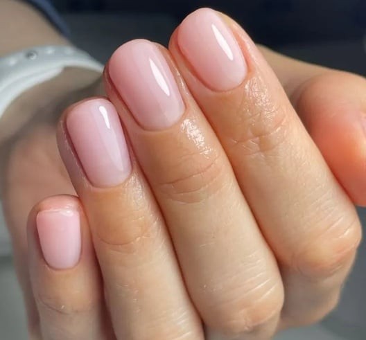 Với sự tinh tế vốn có, hồng pastel giúp bàn tay thêm thanh thoát, gợi cảm giác gần gũi và nữ tính.