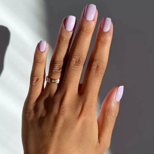 Khi được đưa lên móng tay, màu tím pastel này mang đến một vẻ đẹp vừa mơ màng vừa nghệ thuật.