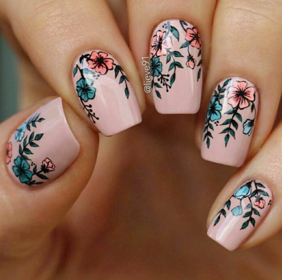Những bông hoa nhỏ nhắn điểm trên nền móng pastel luôn là lựa chọn không bao giờ lỗi mốt.