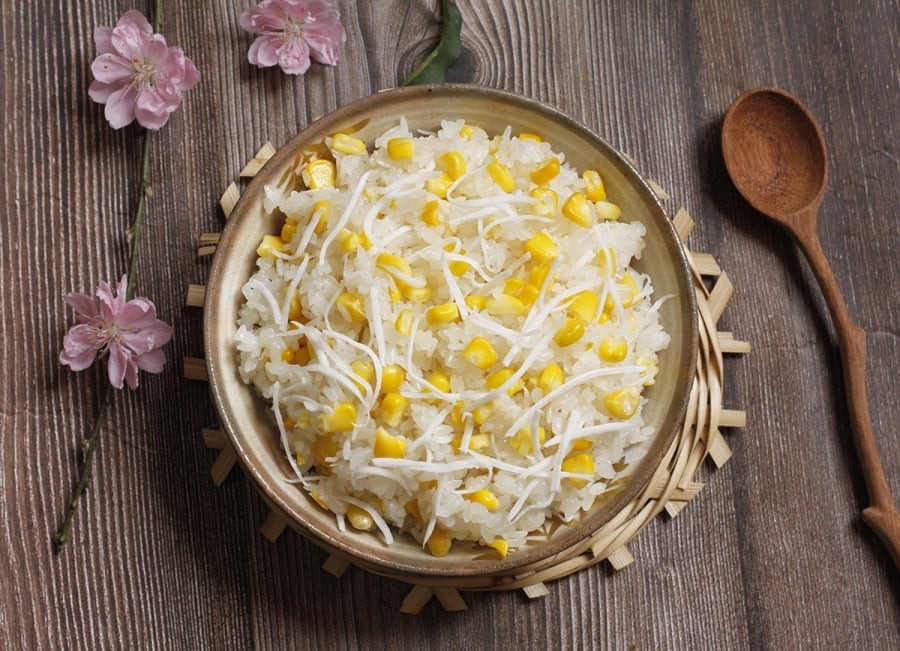 Khi xôi chín, bạn có thể xới ra, xới tơi cho hơi nước bay bớt. Xôi sẽ dẻo nhưng không ướt nhão.