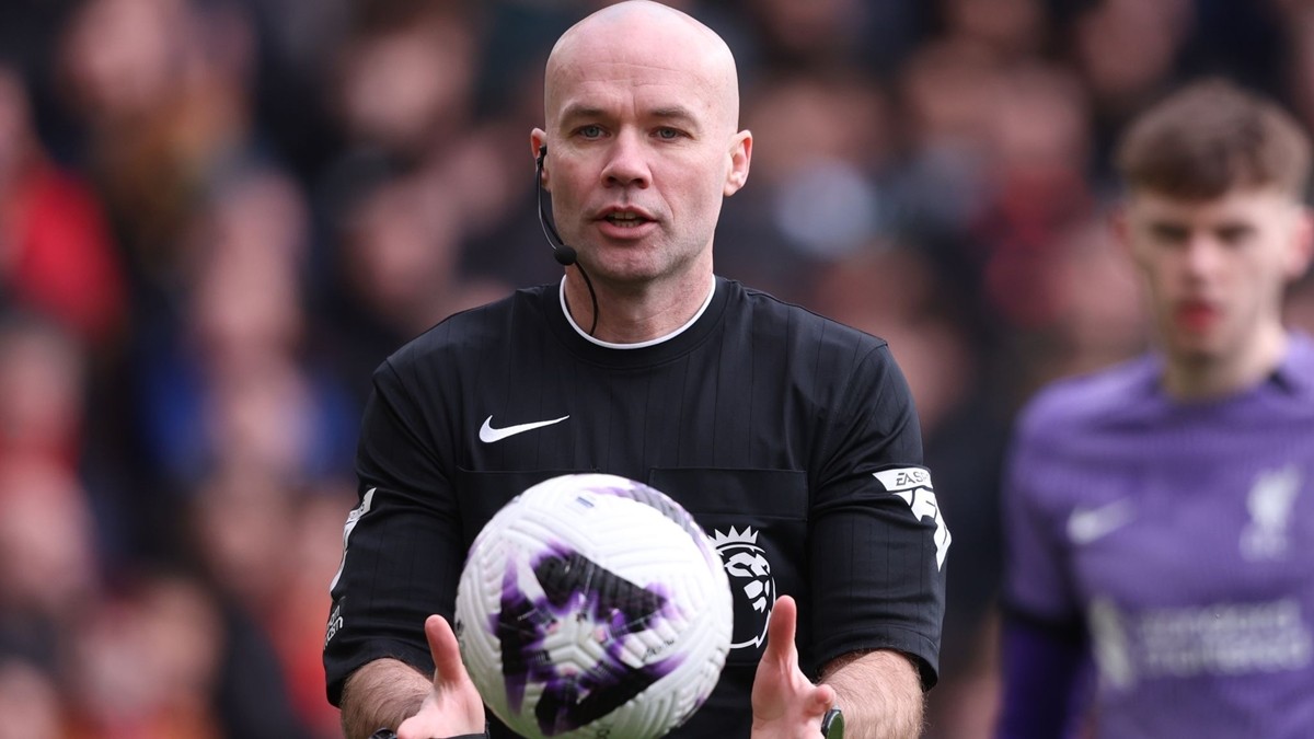 Trọng tài Paul Tierney có tình huống 