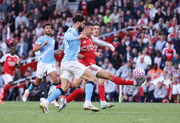 Martinelli lại toả sáng cho Arsenal.
