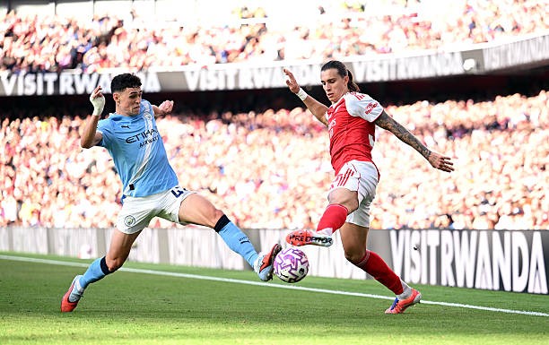 Riccardo Calafiori: 6.6 điểm. Một trong những cầu thủ chơi xông xáo nhất của Arsenal. Anh luôn tích cực dâng cao, chồng biên dọc sân lẫn bó vào trong.