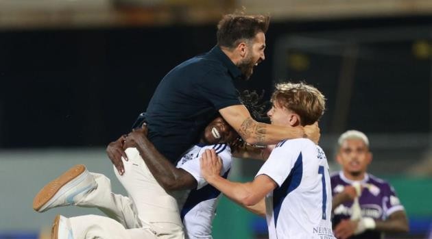 Niềm vui của Fabregas cùng các học trò.