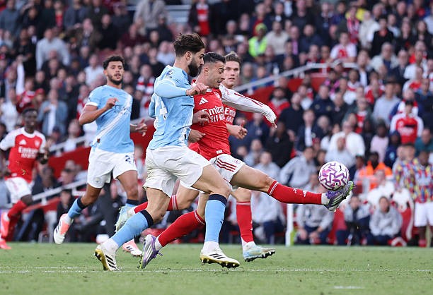 Arsenal và Manchester City cầm chân nhau trong khi Liverpool giành trọn 3 điểm.
