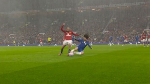 Cucurella có pha vào bóng mạnh với Mbeumo.