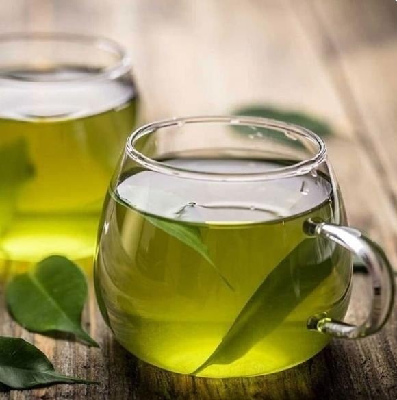 Nhiều nghiên cứu cho thấy polyphenol trong trà xanh giúp giảm cholesterol toàn phần, LDL và triglyceride, từ đó hỗ trợ điều hòa mỡ máu, phòng ngừa bệnh tim, nhồi máu cơ tim và đột quỵ.