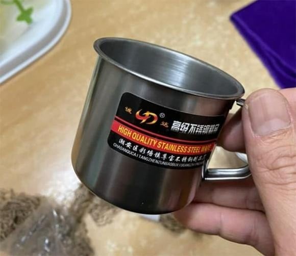 Không phải loại cốc inox nào cũng an toàn. Nếu không phải inox thực phẩm chuẩn (loại 304, 316), người dùng rất dễ mua nhầm inox công nghiệp giá rẻ chứa nhiều tạp chất kim loại.