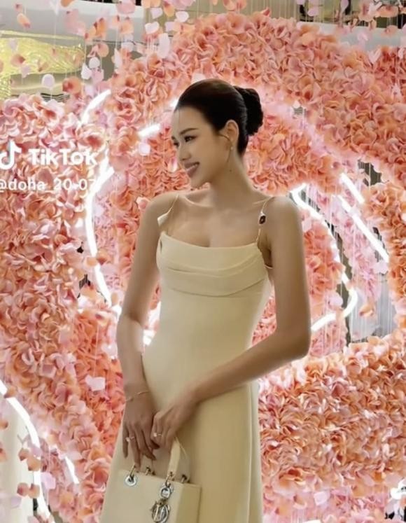 Đỗ Thị Hà gây bất ngờ khi chọn phong cách gợi cảm.