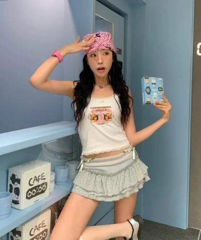 Với độ xòe nhẹ nhàng, kiểu váy này không chỉ khéo léo che đi phần chân to mà còn mang đến sự uyển chuyển