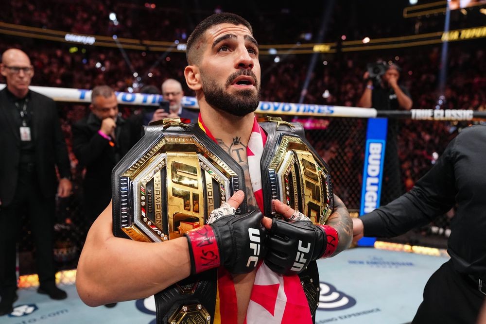 Ilia Topuria ăn mừng chiến thắng tại UFC