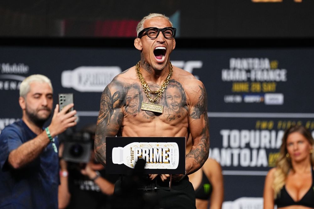 Charles Oliveira tại buổi cân thử cho sự kiện UFC 317.