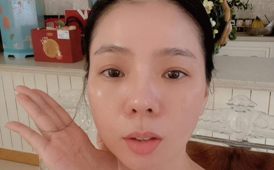 Nữ ca sĩ chia sẻ khoảnh khắc mặt mộc trên mạng xã hội. Trong ảnh, làn da của cô mịn màng, căng sáng