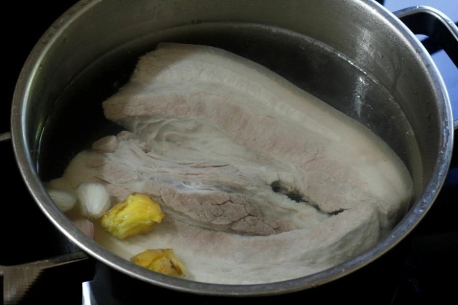 Có thể chần sơ thịt trong vài phút với nước sôi, sau đó đổ bỏ nước này để loại bỏ chất bẩn và mùi hôi, rồi mới bắt đầu luộc chính thức.
