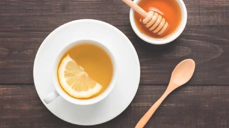 Bạn có thể uống nước chanh mật ong ấm vào buổi tối.