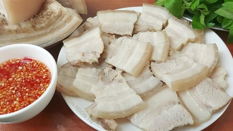 Luộc thịt dùng nước sôi hay nước lạnh? Đây mới là cách để thịt chín đều, mọng nước
