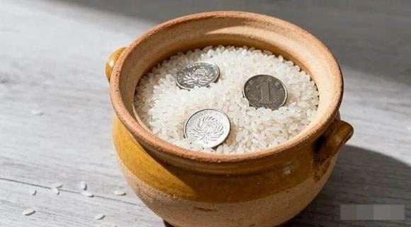 Một trong những bí quyết dân gian phổ biến để “kích hoạt” tài lộc chính là đặt ba đồng xu vào trong hũ gạo. 