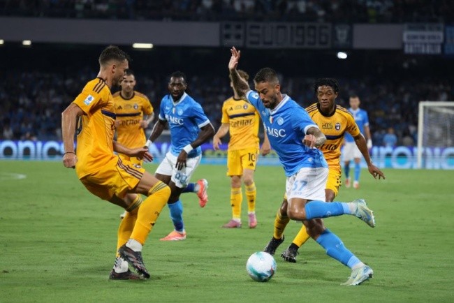Napoli giành 3 điểm trước Pisa.