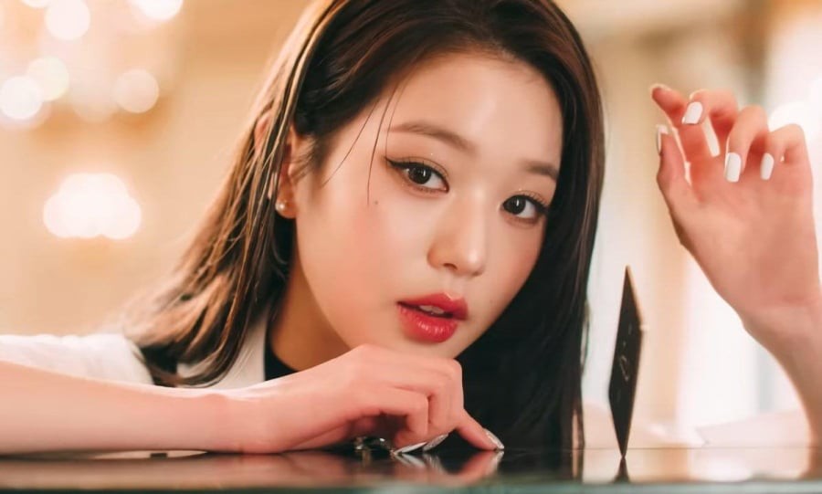 Điều khiến khán giả ấn tượng chính là lớp makeup trong suốt, tập trung vào đôi môi hồng và gò má tươi sáng