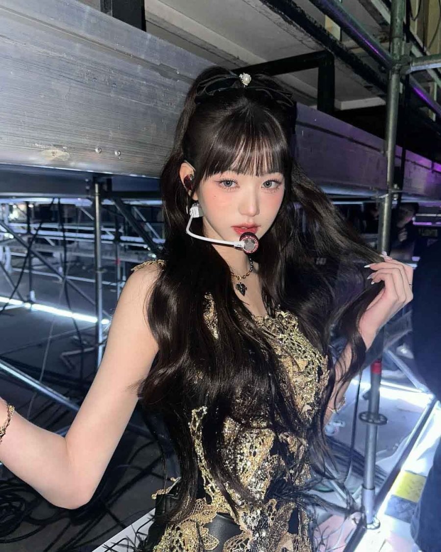 Jang Won Young thường sử dụng serum dưỡng, kết hợp massage nhẹ nhàng bằng đầu ngón tay để dưỡng chất thấm sâu.