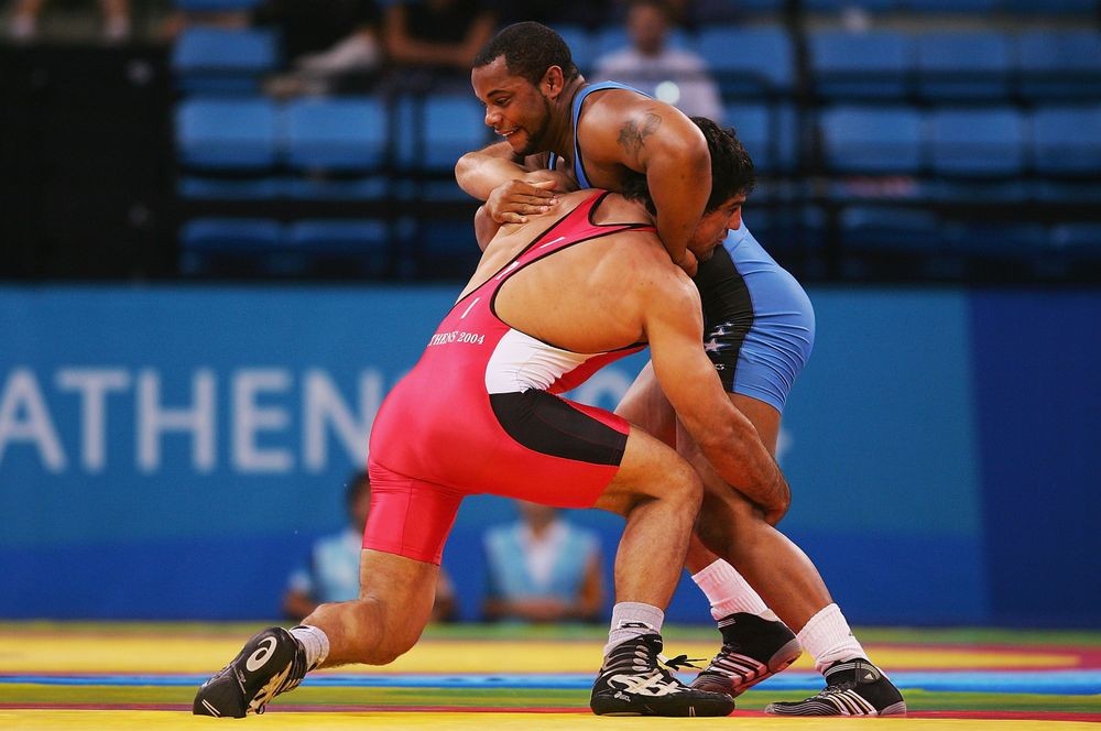 Daniel Cormier (phải) thi đấu tại Olympic Athens 2004