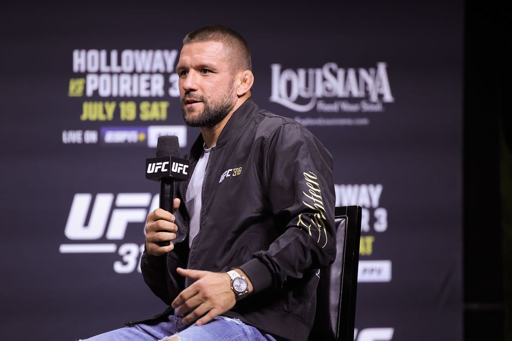 Charles Oliveira tại buổi cân thử sự kiện UFC 318.