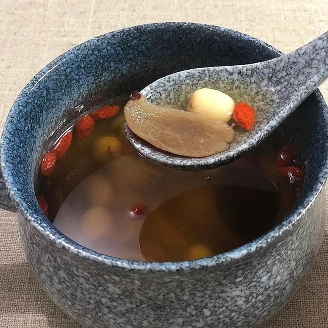 Canh bách hợp, hạt sen, táo đỏ – nhẹ nhàng, an thần, giúp ngủ ngon giấc.