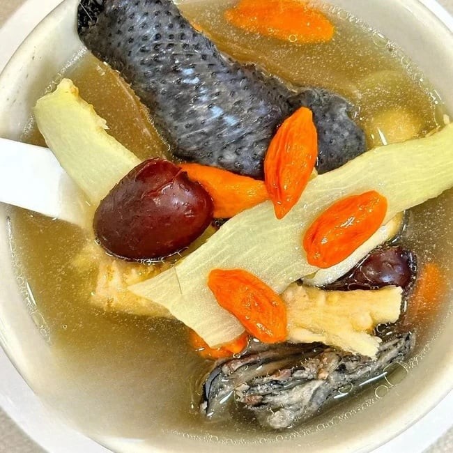 Canh gà ác hầm sa sâm, ngọc trúc – vị ngọt thanh, dưỡng phổi, bồi bổ cơ thể.