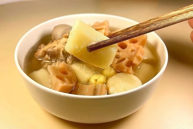 Canh sườn hầm củ sen và hoài sơn – thanh mát, dễ ăn, giúp tiêu hóa khỏe mạnh.