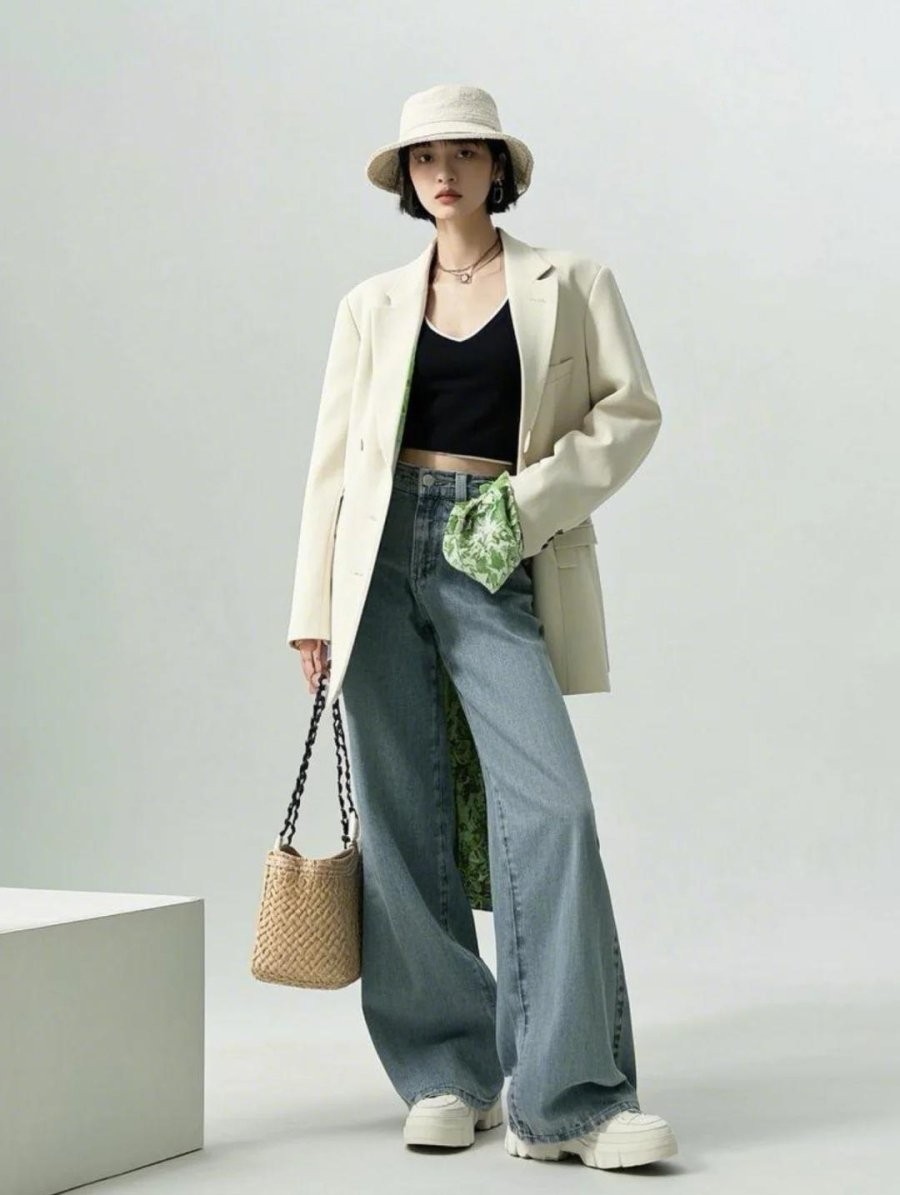 Để diện kiểu blazer này mà không bị mất dáng, bạn nên phối cùng quần ống rộng cạp cao hoặc chân váy xòe.