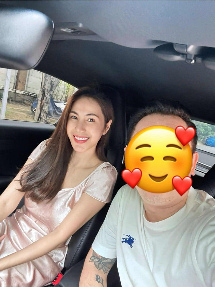 Sau nhiều tháng mất tích trên mạng xã hội, cô vẫn giữ được phong thái trẻ trung, cuốn hút.