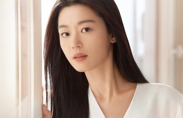 Theo chia sẻ, Jeon Ji Hyun luôn bắt đầu chu trình làm đẹp bằng bước rửa mặt. 