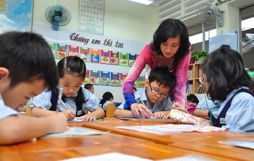 Trước đó, dự thảo Nghị định do Bộ GD&ĐT công bố tháng 6/2025 lấy ý kiến nhân dân mới chỉ quy định mức phụ cấp 30–80%.