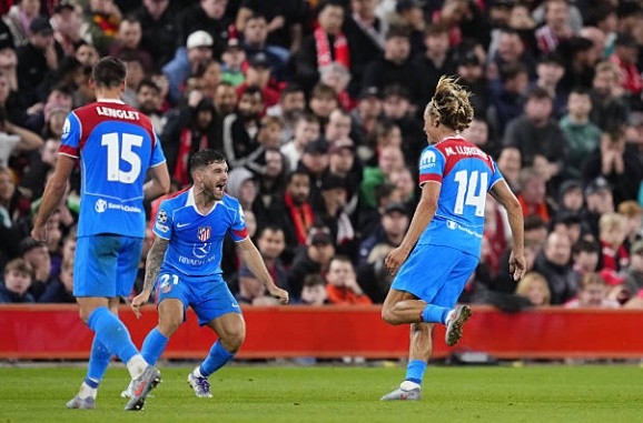 Llorente ghi cú đúp tại Anfield.