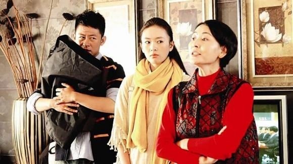 Một đặc điểm khác là sự thiếu tôn trọng trong giao tiếp. Họ dễ dàng can thiệp vào đời sống riêng tư, đặt những câu hỏi thẳng thừng về tình cảm, hôn nhân, tiền bạc.