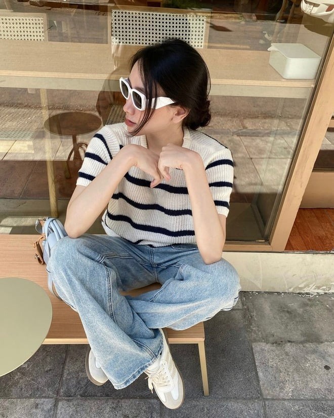  Chỉ cần kết hợp với quần jeans xanh, sneaker trắng, bạn đã có ngay một set đồ năng động phù hợp đi học, đi làm hay dạo phố.