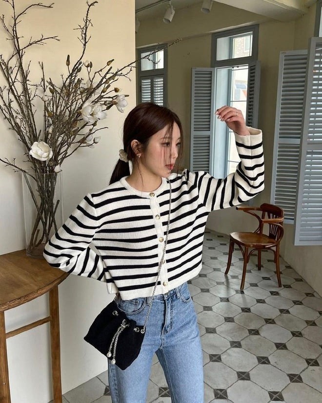  Cardigan kẻ ngang vừa đủ ấm khi khoác ngoài áo phông hoặc áo hai dây, lại có thể dễ dàng cởi ra nếu trời bất chợt nóng hơn