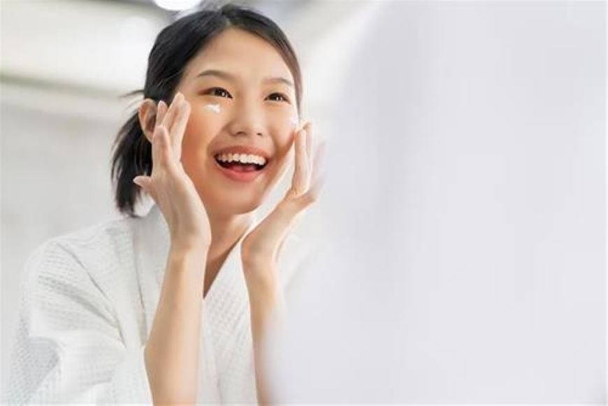 Phụ nữ có lòng bàn tay mềm mại, hồng hào, các ngón tay thon dài được gọi là bàn tay búp măng là người phụ nữ có bàn tay phú quý. (Ảnh minh họa)