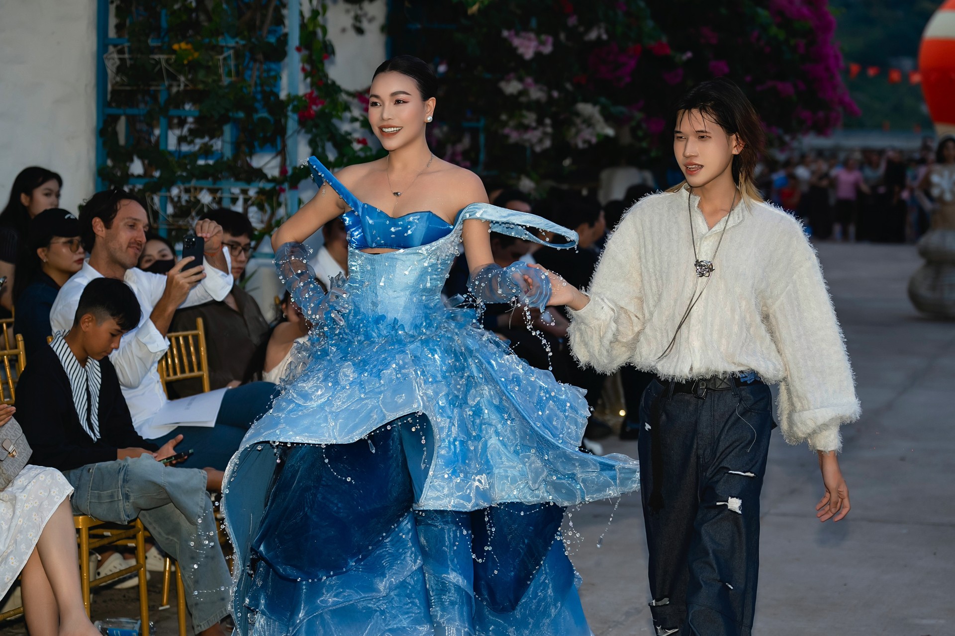 Trà Ngọc Hằng trở thành tâm điểm trong show diễn thời trang Thanh âm tự nhiên và hơi thở đại dương