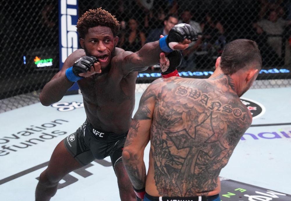 Hakeem Dawodu trong trận đấu với Cub Swanson tại UFC.