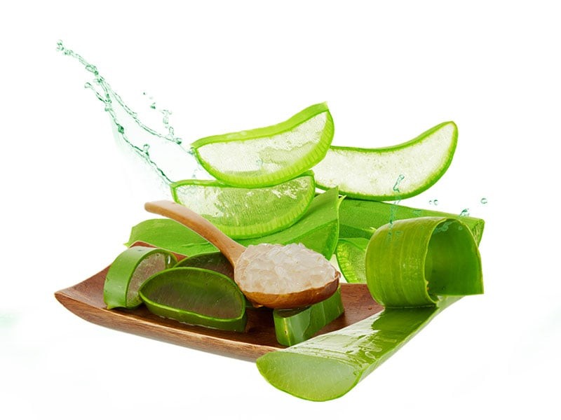 Nha đam chứa axit salicylic tự nhiên và lưu huỳnh, giúp làm sạch lỗ chân lông và giảm tình trạng tắc nghẽn