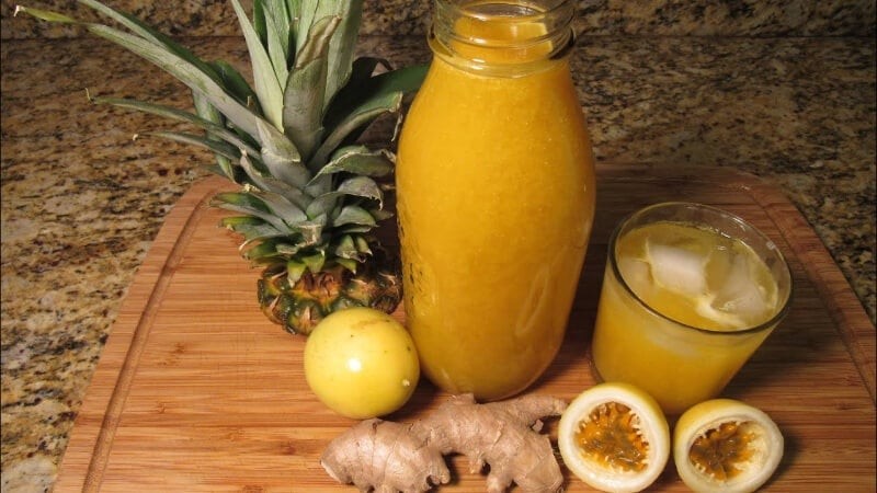 Dứa là loại quả giàu bromelain – một loại enzyme có khả năng hỗ trợ tiêu hóa, giảm đầy hơi và thúc đẩy quá trình phân hủy chất béo. 