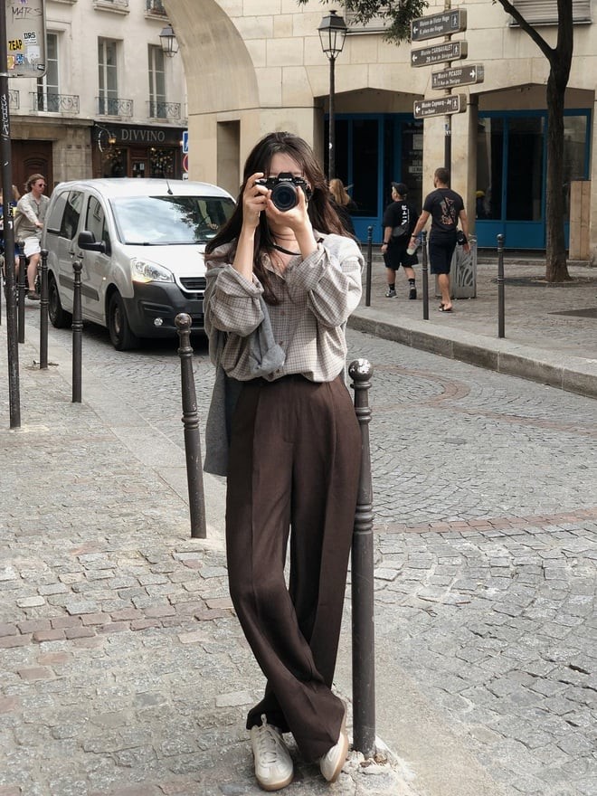 Khi gió lạnh ùa về, quần âu tối màu đi cùng áo khoác dạ hoặc trench coat sẽ khiến bạn trông thật tinh tế