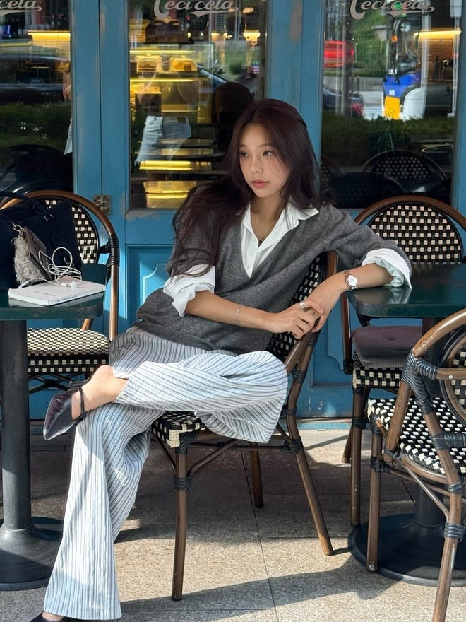 Đối với những ai yêu thích vẻ cổ điển pha lẫn hiện đại, quần kẻ sọc là một gợi ý khó có thể bỏ qua