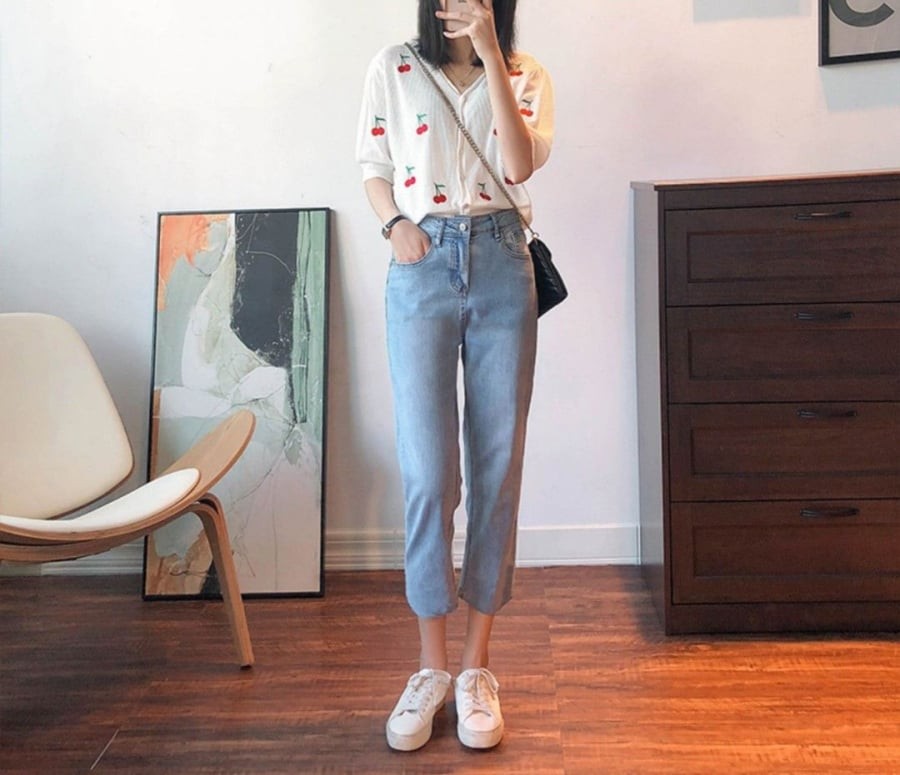 Tránh các kiểu boyfriend jeans quá baggy vì sẽ khiến vóc dáng petite trông lọt thỏm và kém thanh thoát.