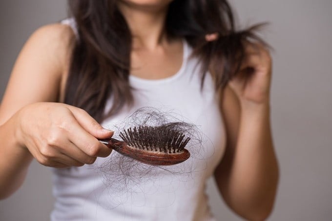 Khi tóc chưa khô, sợi tóc yếu hơn bình thường, dễ bị ma sát với gối dẫn đến chẻ ngọn, gãy rụng.