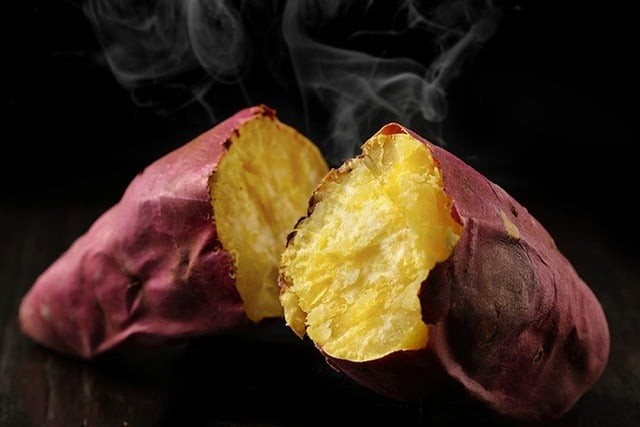 Trong khoai lang chứa nhiều carbohydrate phức tạp và chất xơ dễ lên men trong ruột, tạo hơi.
