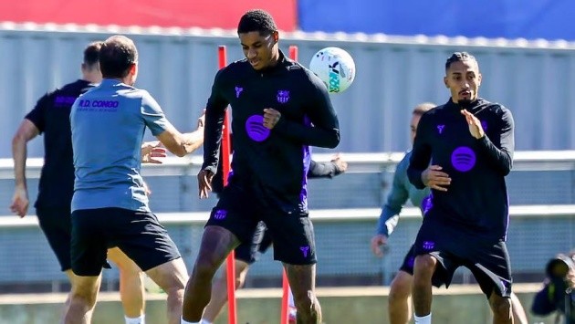 Barcelona hiện đang trong thế bám đuổi Real Madrid.