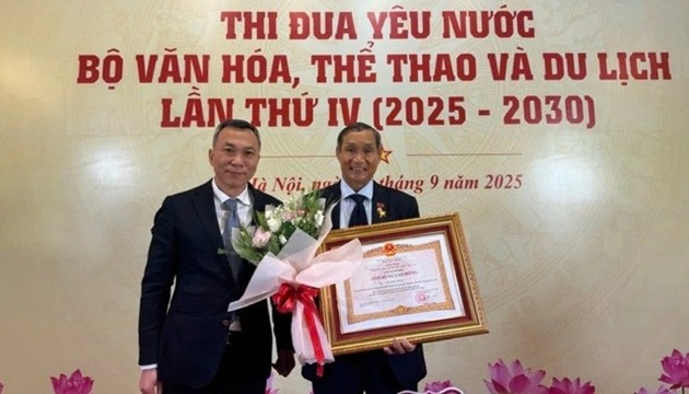 HLV Mai Đức Chung nhận danh hiệu cao quý.